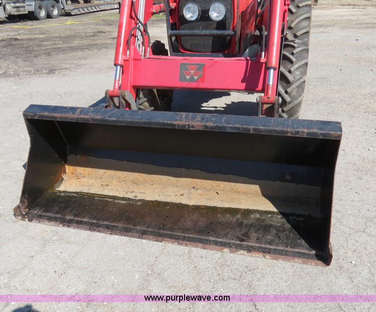 image for item B4699 Massey-Ferguson 1552 MFWD tractor