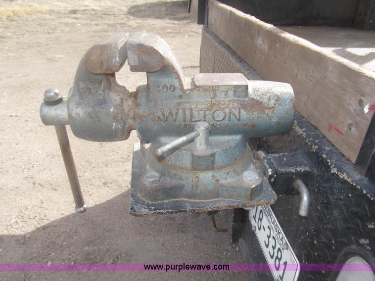 image for item B5424 2006 Ford F350 XL Super Duty CrewCab flatbed service truck