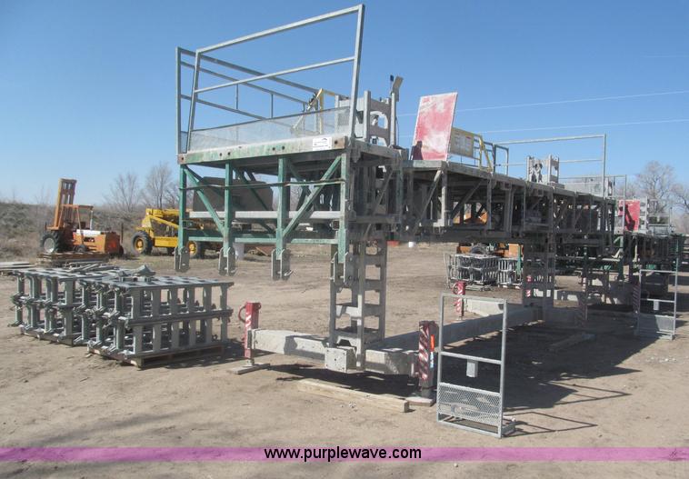image for item B5444 2002 Hydro Mobile M2 20,000 lbs 40' hydraulic tower