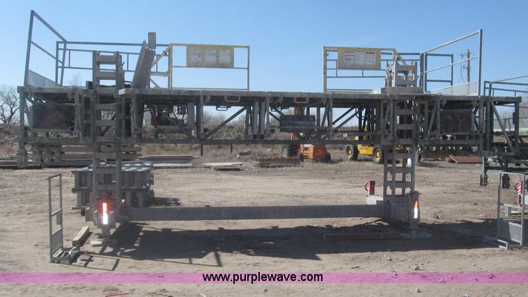 image for item B5444 2002 Hydro Mobile M2 20,000 lbs 40' hydraulic tower