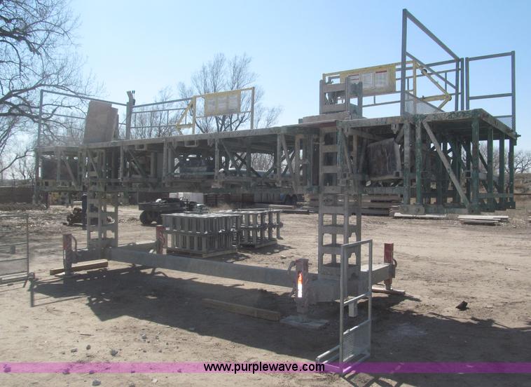 image for item B5444 2002 Hydro Mobile M2 20,000 lbs 40' hydraulic tower