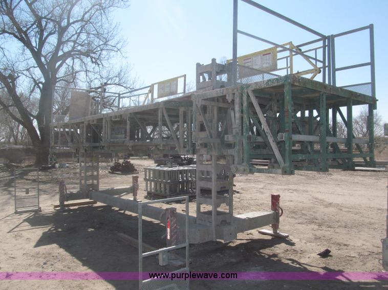 image for item B5444 2002 Hydro Mobile M2 20,000 lbs 40' hydraulic tower