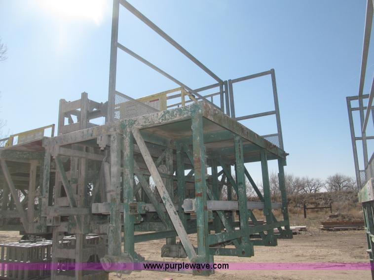 image for item B5444 2002 Hydro Mobile M2 20,000 lbs 40' hydraulic tower