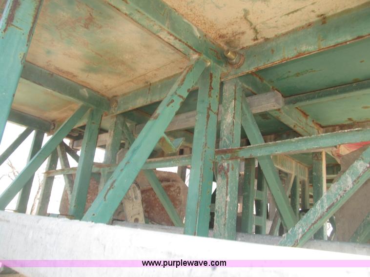 image for item B5444 2002 Hydro Mobile M2 20,000 lbs 40' hydraulic tower