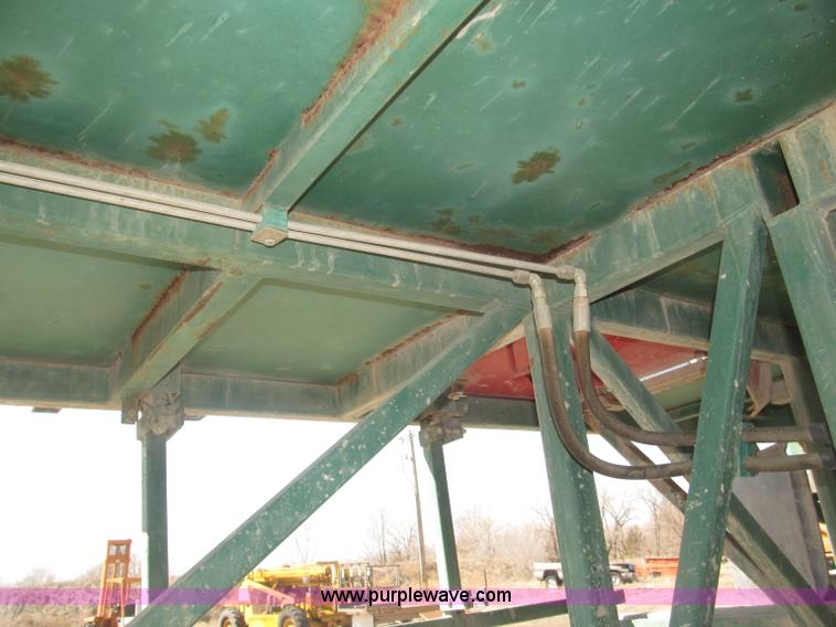 image for item B5444 2002 Hydro Mobile M2 20,000 lbs 40' hydraulic tower