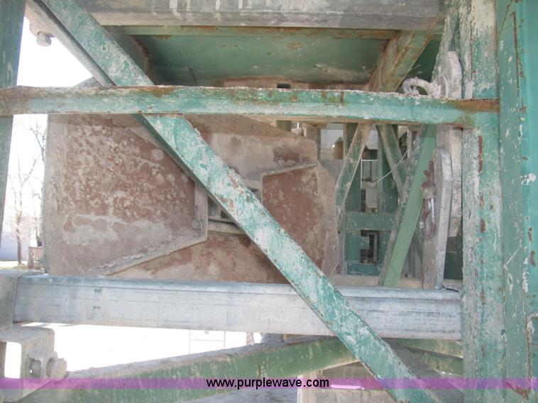 image for item B5444 2002 Hydro Mobile M2 20,000 lbs 40' hydraulic tower