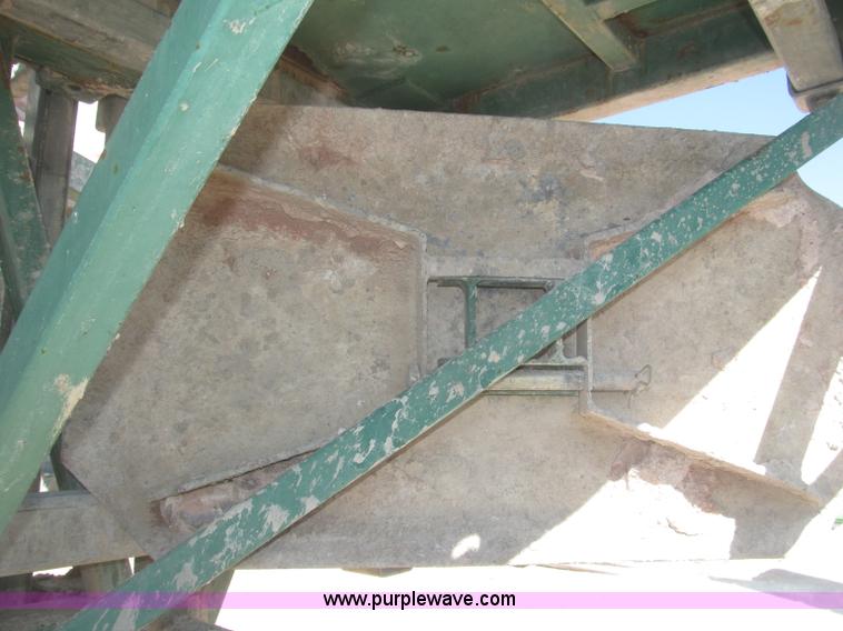 image for item B5444 2002 Hydro Mobile M2 20,000 lbs 40' hydraulic tower