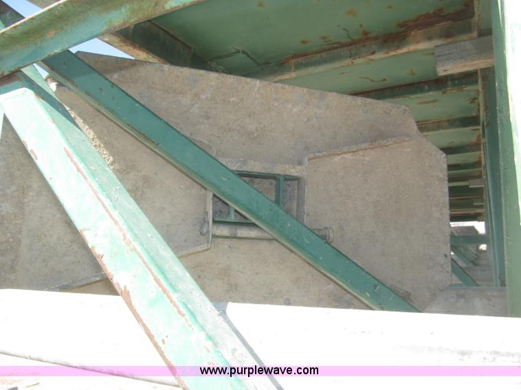 image for item B5444 2002 Hydro Mobile M2 20,000 lbs 40' hydraulic tower