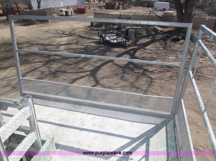 image for item B5444 2002 Hydro Mobile M2 20,000 lbs 40' hydraulic tower