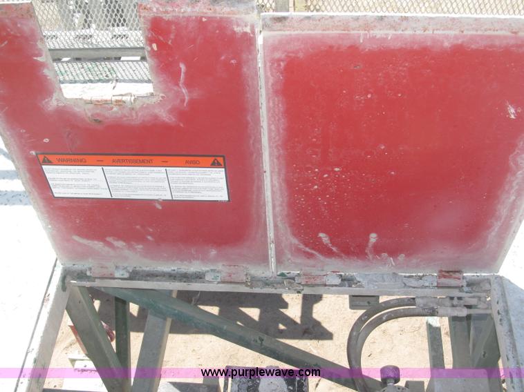 image for item B5444 2002 Hydro Mobile M2 20,000 lbs 40' hydraulic tower