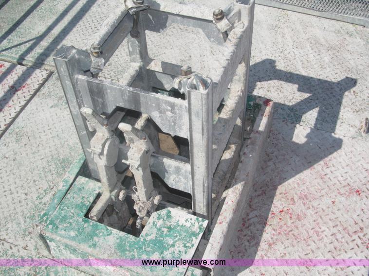 image for item B5444 2002 Hydro Mobile M2 20,000 lbs 40' hydraulic tower