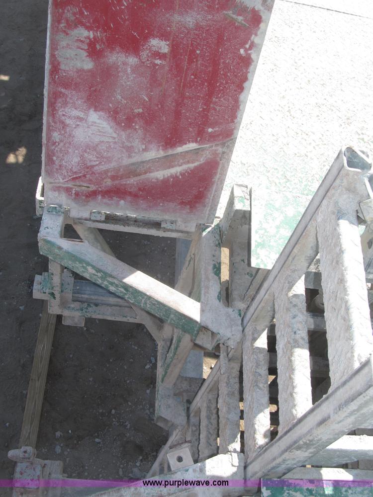 image for item B5444 2002 Hydro Mobile M2 20,000 lbs 40' hydraulic tower