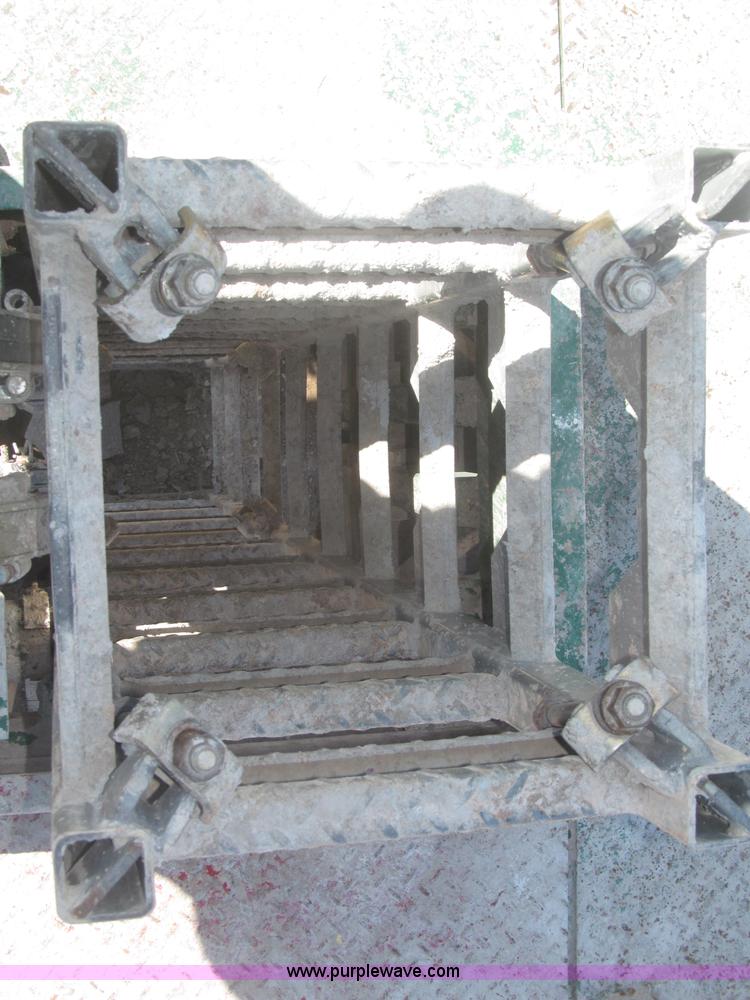 image for item B5444 2002 Hydro Mobile M2 20,000 lbs 40' hydraulic tower