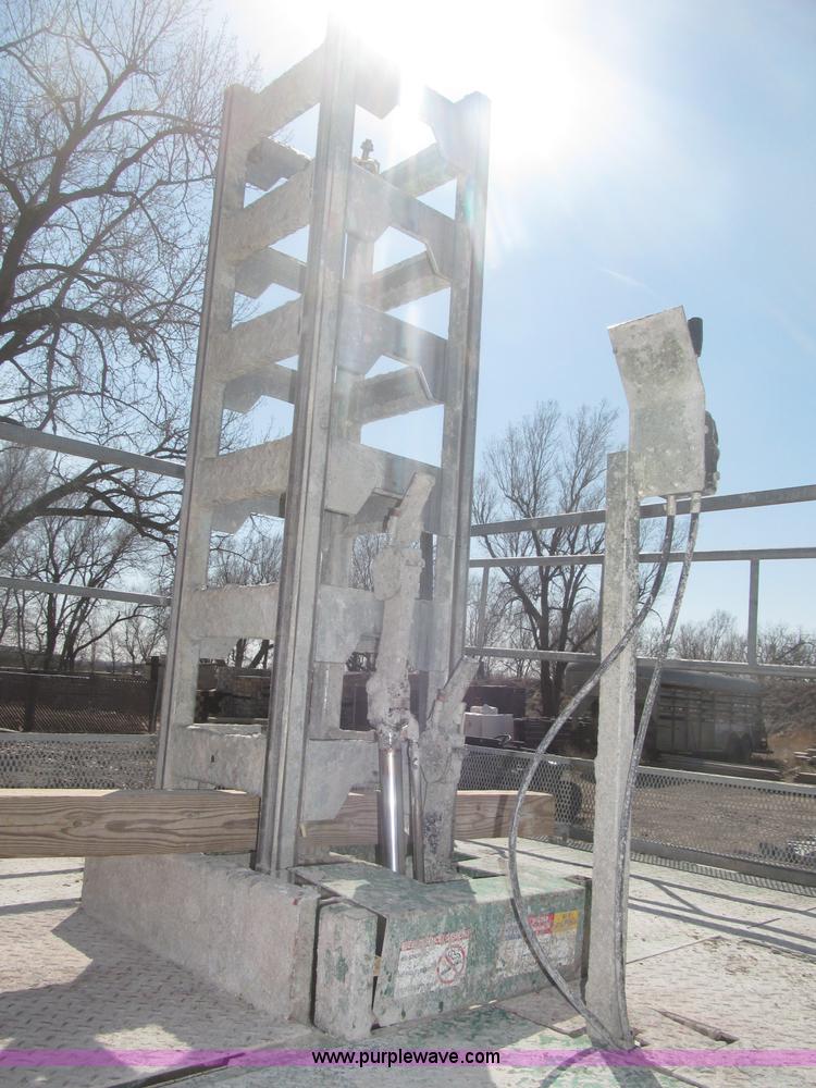 image for item B5444 2002 Hydro Mobile M2 20,000 lbs 40' hydraulic tower