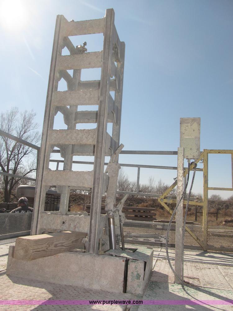 image for item B5444 2002 Hydro Mobile M2 20,000 lbs 40' hydraulic tower