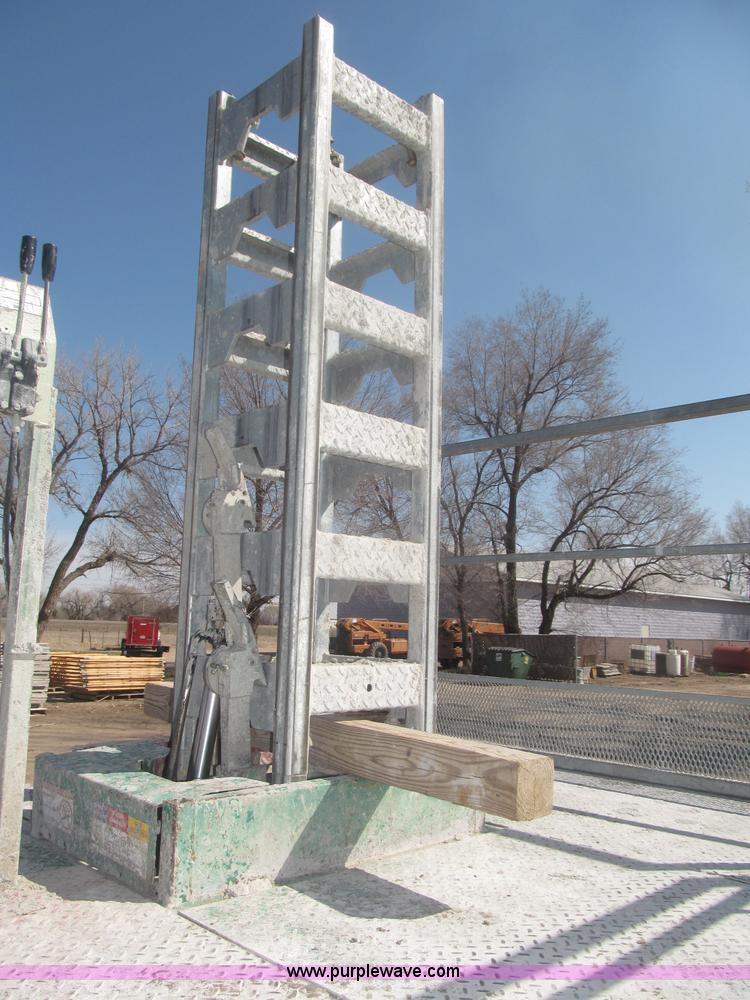 image for item B5444 2002 Hydro Mobile M2 20,000 lbs 40' hydraulic tower
