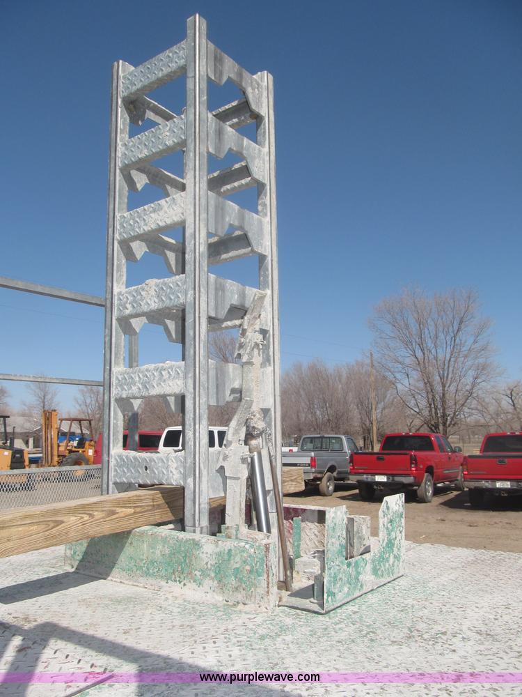 image for item B5444 2002 Hydro Mobile M2 20,000 lbs 40' hydraulic tower