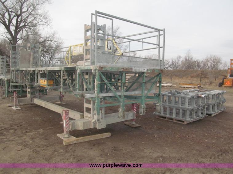 image for item B5445 2002 Hydro Mobile M2 20,000 lbs 40' hydraulic tower