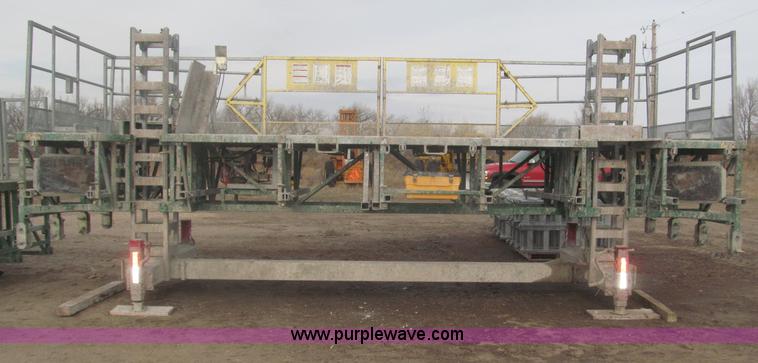 image for item B5445 2002 Hydro Mobile M2 20,000 lbs 40' hydraulic tower