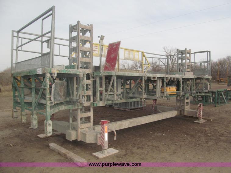 image for item B5445 2002 Hydro Mobile M2 20,000 lbs 40' hydraulic tower
