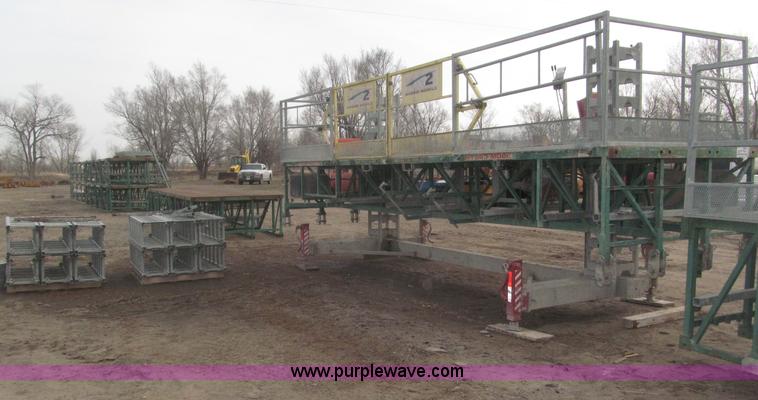 image for item B5445 2002 Hydro Mobile M2 20,000 lbs 40' hydraulic tower