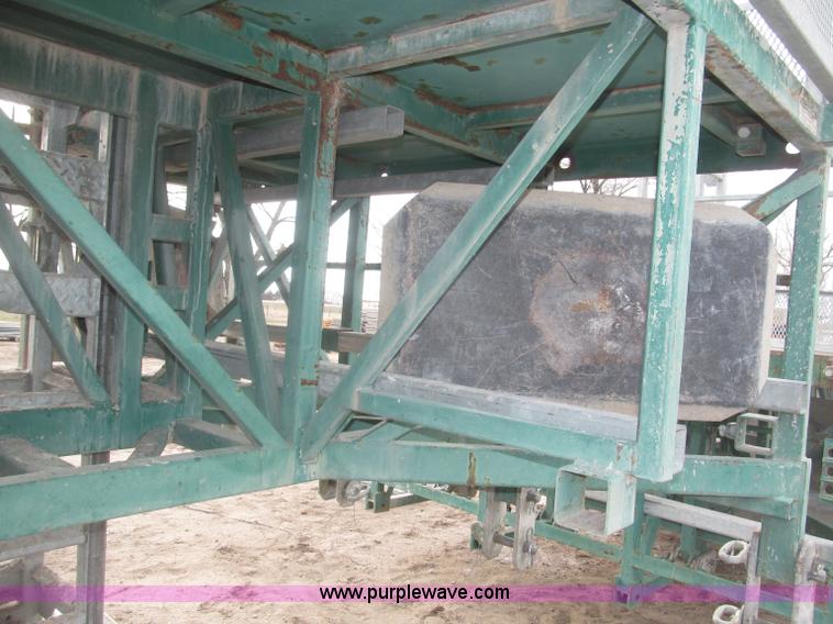 image for item B5445 2002 Hydro Mobile M2 20,000 lbs 40' hydraulic tower