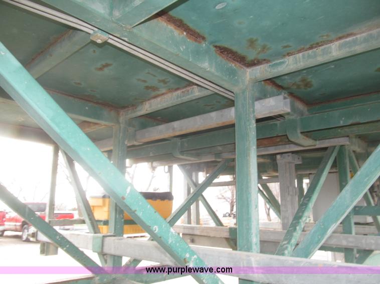 image for item B5445 2002 Hydro Mobile M2 20,000 lbs 40' hydraulic tower