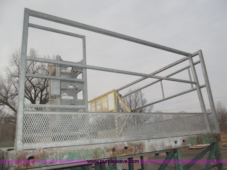 image for item B5445 2002 Hydro Mobile M2 20,000 lbs 40' hydraulic tower