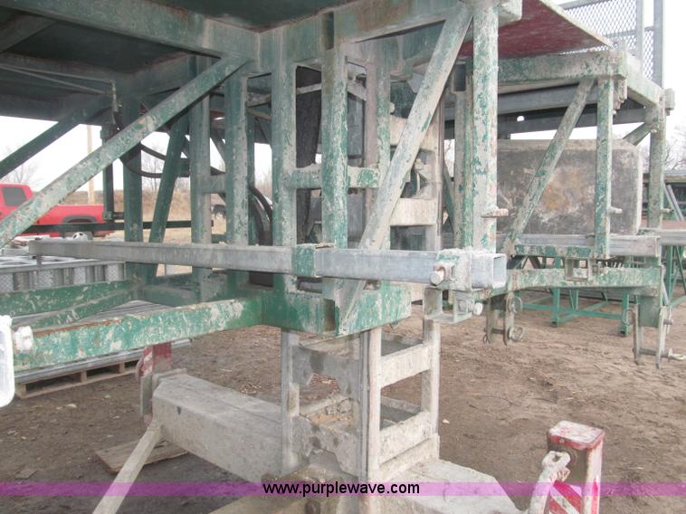 image for item B5445 2002 Hydro Mobile M2 20,000 lbs 40' hydraulic tower