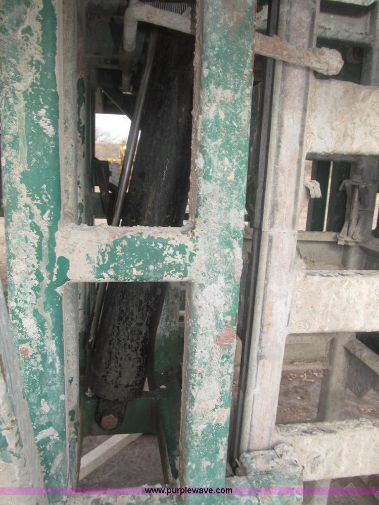 image for item B5445 2002 Hydro Mobile M2 20,000 lbs 40' hydraulic tower