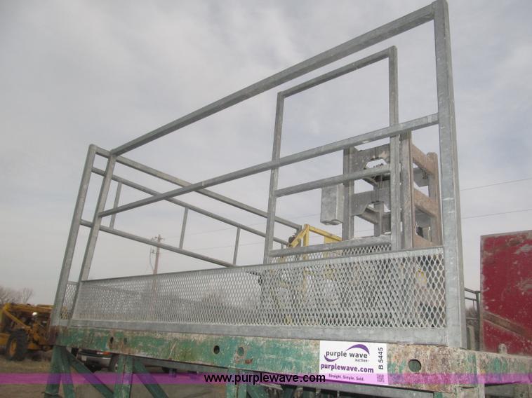 image for item B5445 2002 Hydro Mobile M2 20,000 lbs 40' hydraulic tower