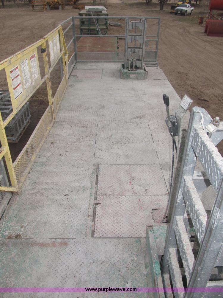 image for item B5445 2002 Hydro Mobile M2 20,000 lbs 40' hydraulic tower