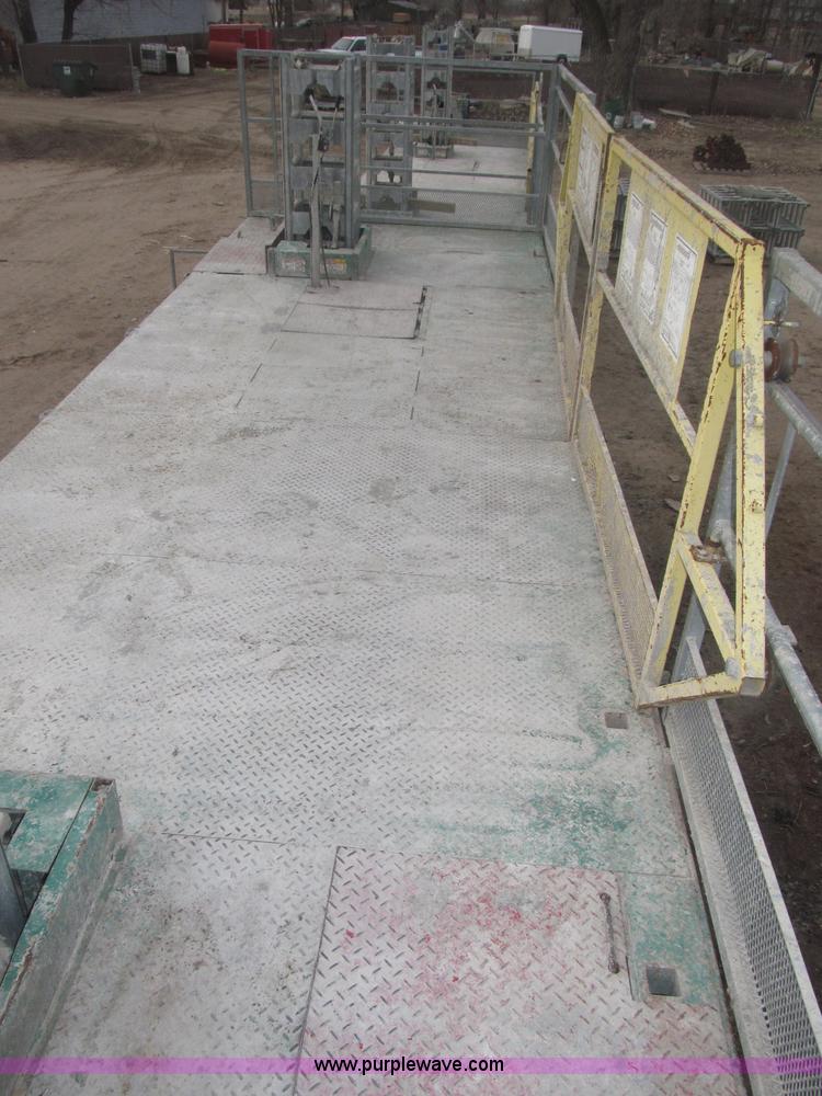 image for item B5445 2002 Hydro Mobile M2 20,000 lbs 40' hydraulic tower