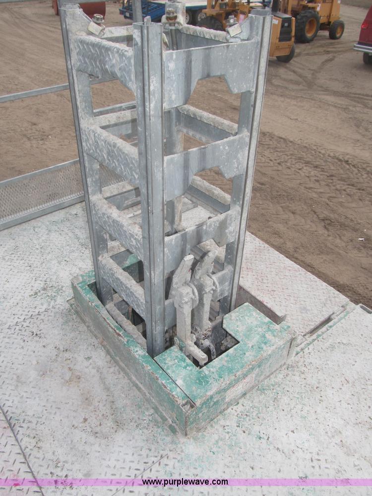 image for item B5445 2002 Hydro Mobile M2 20,000 lbs 40' hydraulic tower