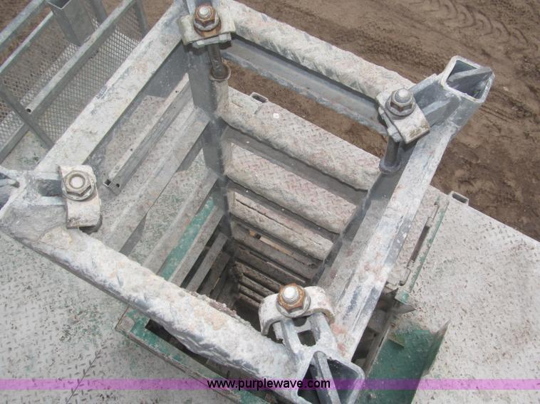 image for item B5445 2002 Hydro Mobile M2 20,000 lbs 40' hydraulic tower