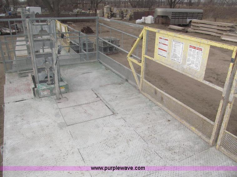 image for item B5445 2002 Hydro Mobile M2 20,000 lbs 40' hydraulic tower