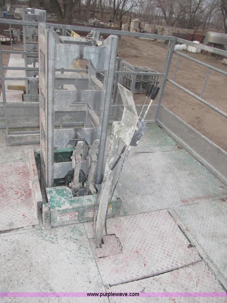 image for item B5445 2002 Hydro Mobile M2 20,000 lbs 40' hydraulic tower