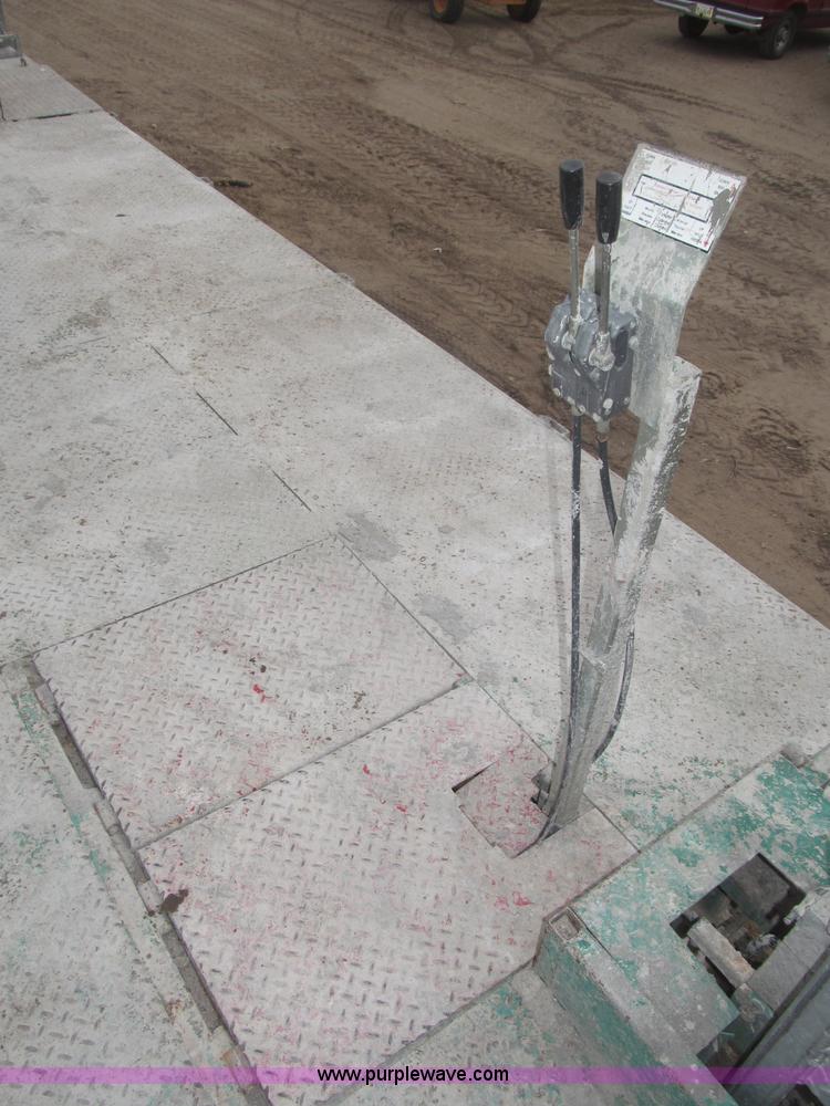 image for item B5445 2002 Hydro Mobile M2 20,000 lbs 40' hydraulic tower