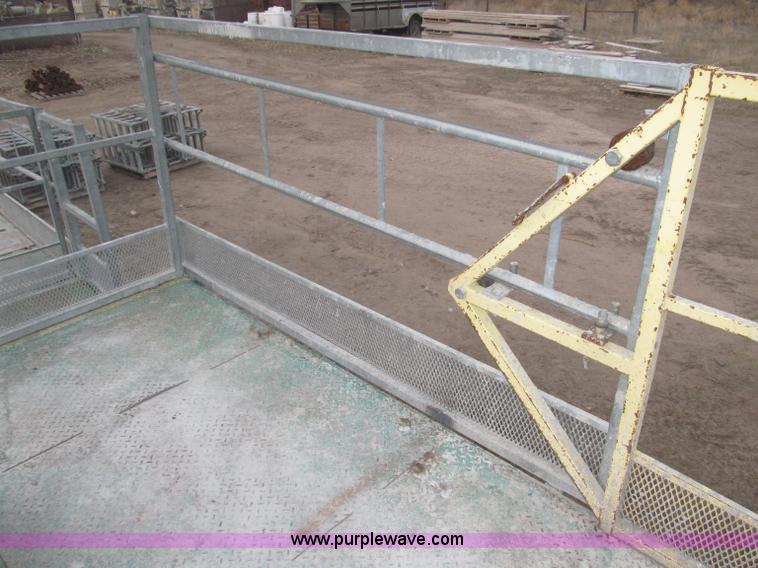 image for item B5445 2002 Hydro Mobile M2 20,000 lbs 40' hydraulic tower