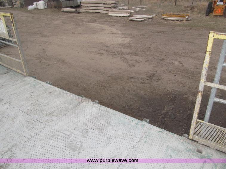 image for item B5445 2002 Hydro Mobile M2 20,000 lbs 40' hydraulic tower