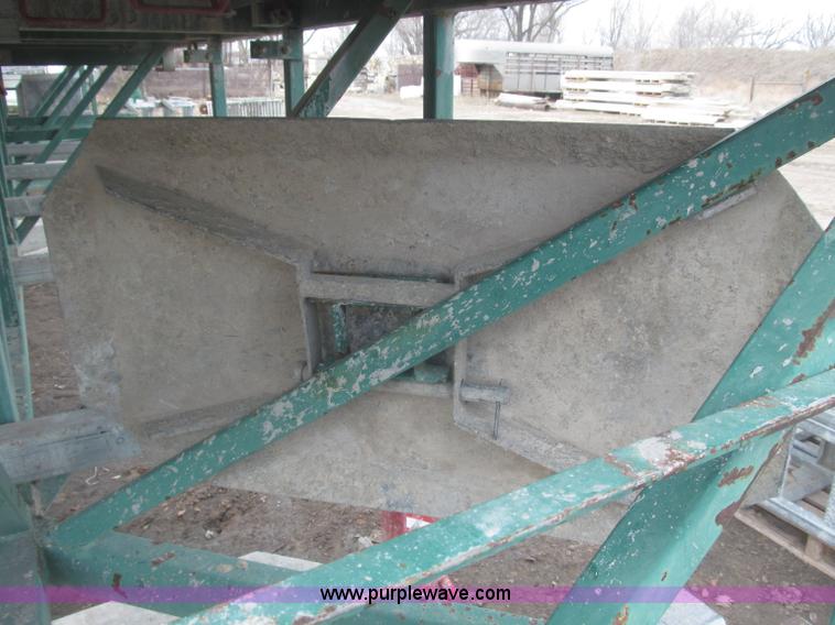 image for item B5445 2002 Hydro Mobile M2 20,000 lbs 40' hydraulic tower