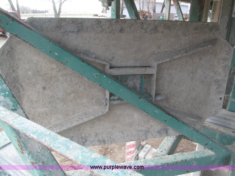 image for item B5445 2002 Hydro Mobile M2 20,000 lbs 40' hydraulic tower