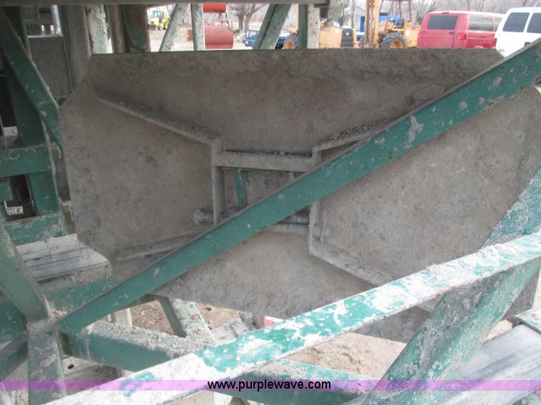 image for item B5445 2002 Hydro Mobile M2 20,000 lbs 40' hydraulic tower