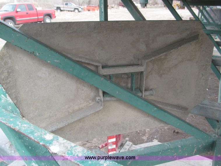 image for item B5445 2002 Hydro Mobile M2 20,000 lbs 40' hydraulic tower