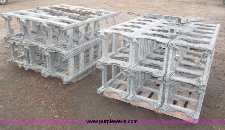 image for item B5445 2002 Hydro Mobile M2 20,000 lbs 40' hydraulic tower