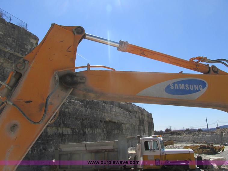 image for item D3287 1995 Samsung SE210LC-2 excavator