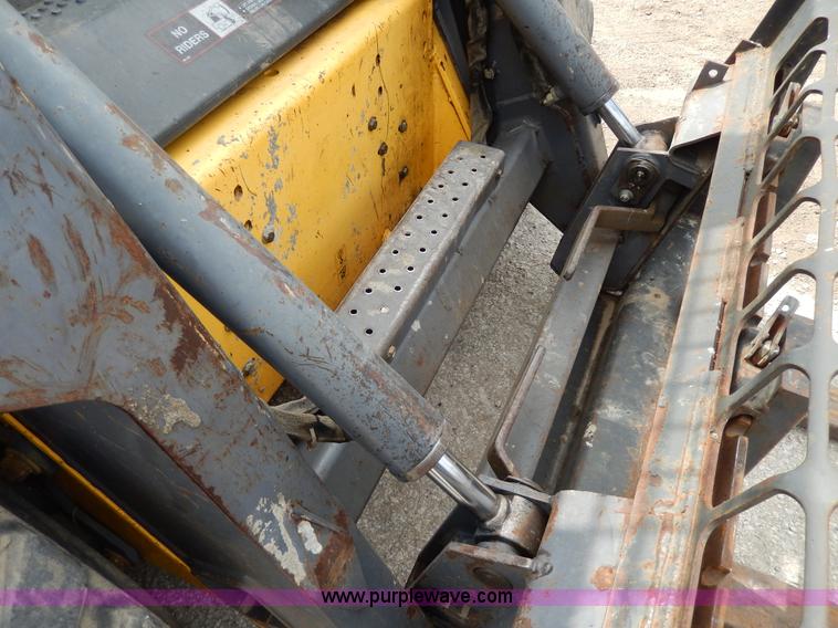 image for item D8012 1999 New Holland LS170 skid steer