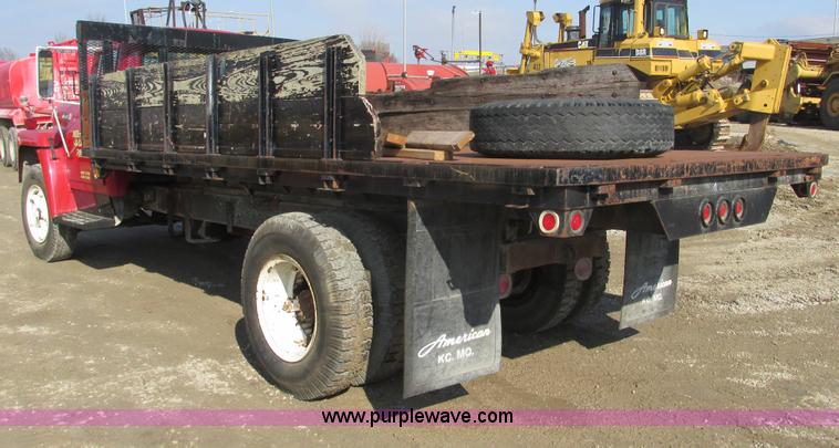 image for item E2832 1977 International Loadstar 1700 dump truck