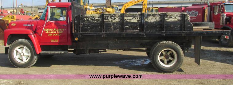 image for item E2832 1977 International Loadstar 1700 dump truck