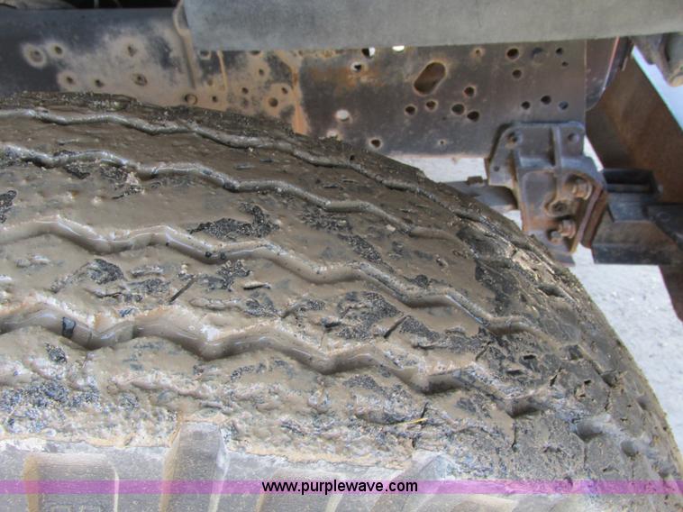 image for item E2832 1977 International Loadstar 1700 dump truck